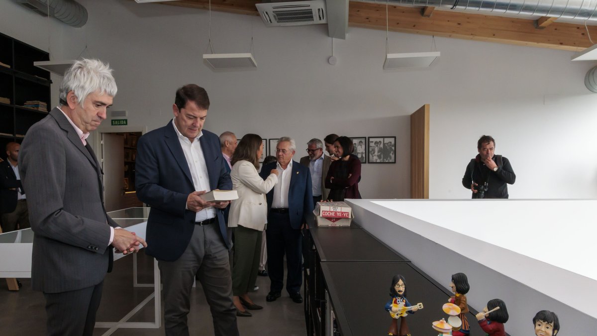 Alfonso Fernández Mañueco, visita el Archivo Gráfico de la Era Pop en la Fundación Club 45 de Santa Colomba de Somoza (León), acompañado por el cantante y director del Archivo, Alex Cooper y la consejera de Agricultura, María González Corral