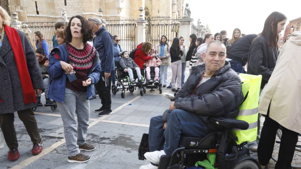 Comienzo de la II Marcha de Aspace León desde la plaza de la Catedral.