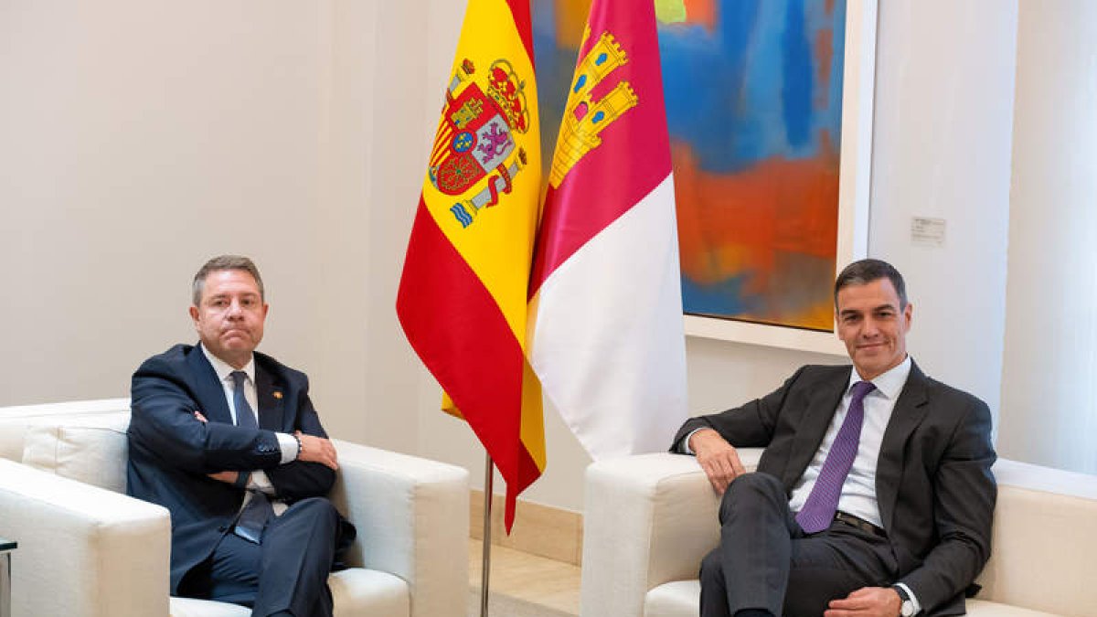 Emiliano García Page, ayer en La Moncloa, con Pedro Sánchez. FERNANDO VILLAR
