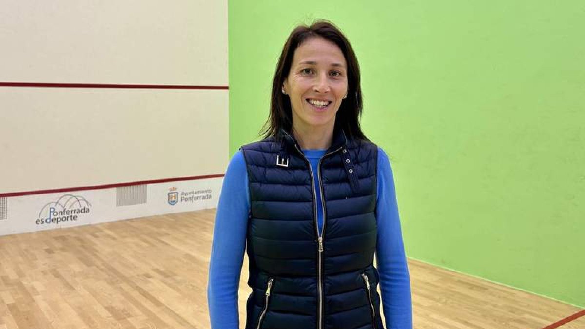 La concejala de Deportes, Eva González, en las renovadas pistas de squash. DL