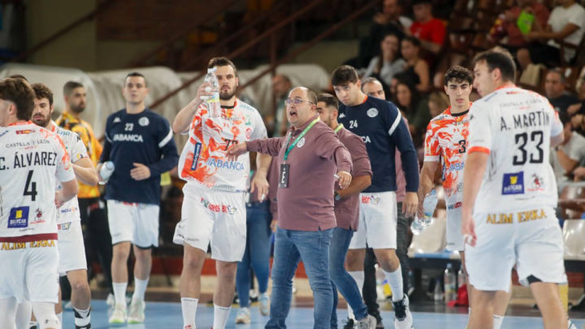 El Ademar no pudo pelearle el triunfo al Huesca.