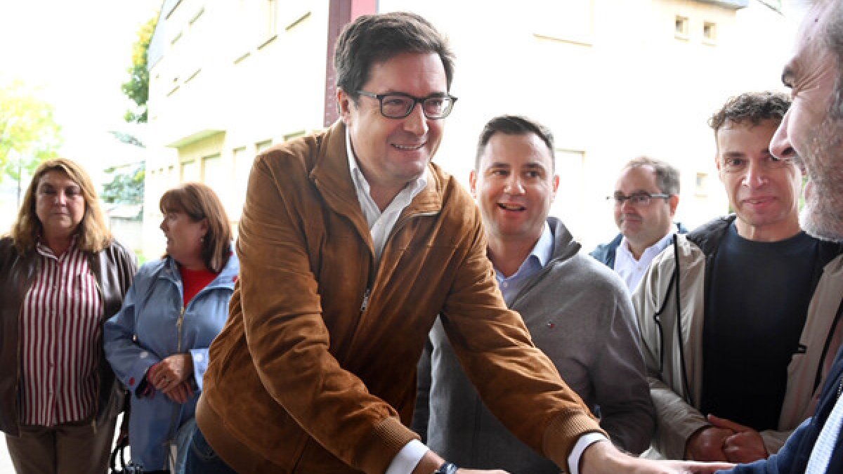 El ministro de Transformación Digital y Función Pública, Óscar López junto al secretario general del PSOE de León, Javier Alfonso Cendón en la Fiesta de la Rosa, en Laciana.