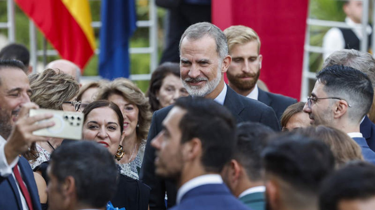 El Rey con ciudadanos españoles ayer, en Amán. CHEMA MOYA
