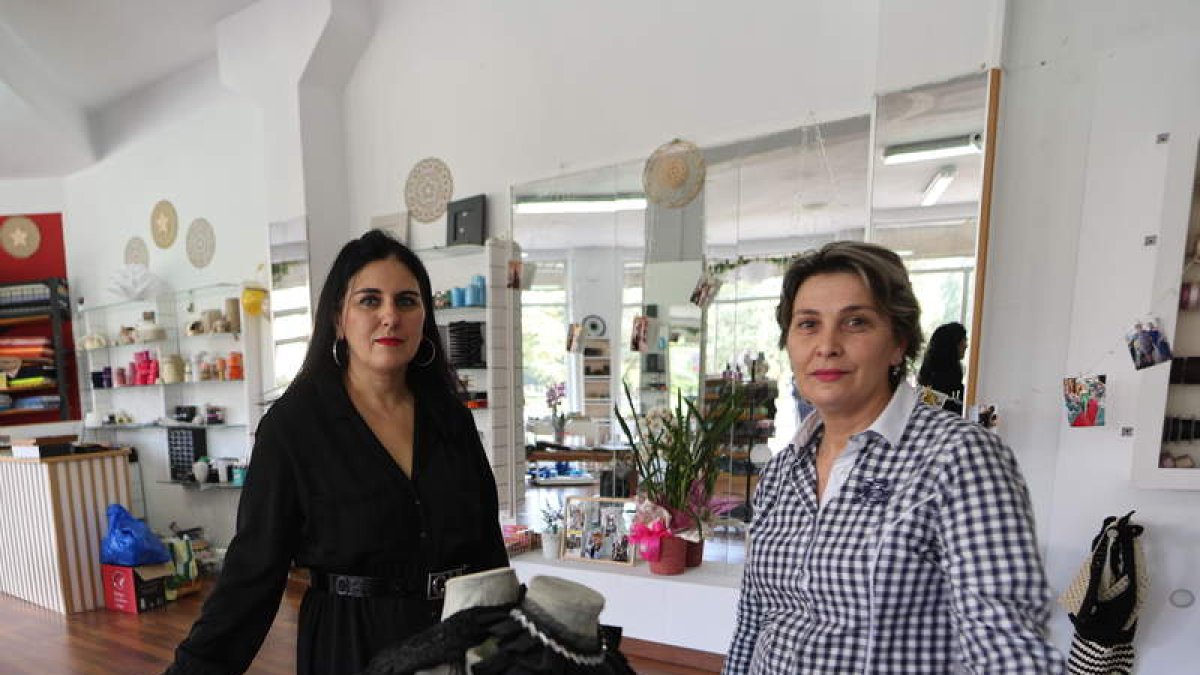 A la izquierda, Patricia, en la tienda de pan que abrirá en Avenida de España; a la derecha, Jaqueline y una compañera de costura. DE LA MATA