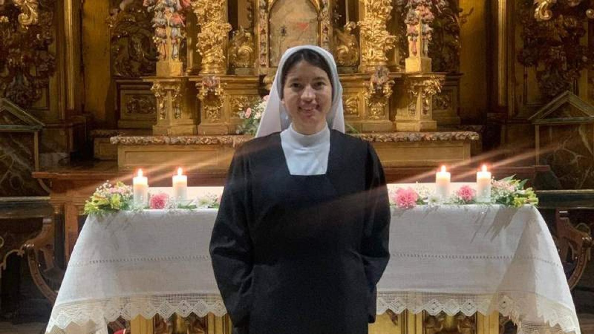 Jenifer Parada convertida en sor María de la Soledad. BENEDICTINAS DE SAHAGÚN
