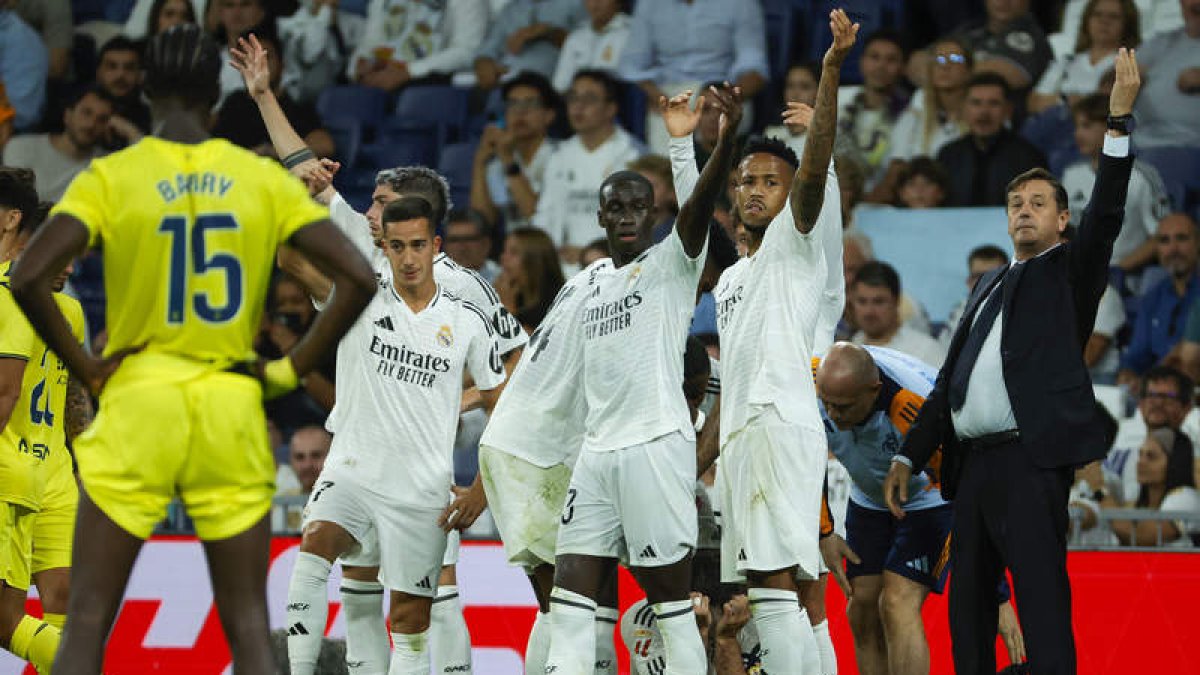 Los jugadores del Real Madrid reclaman la asistencia médica para atender a Carvajal. ARAGÓN
