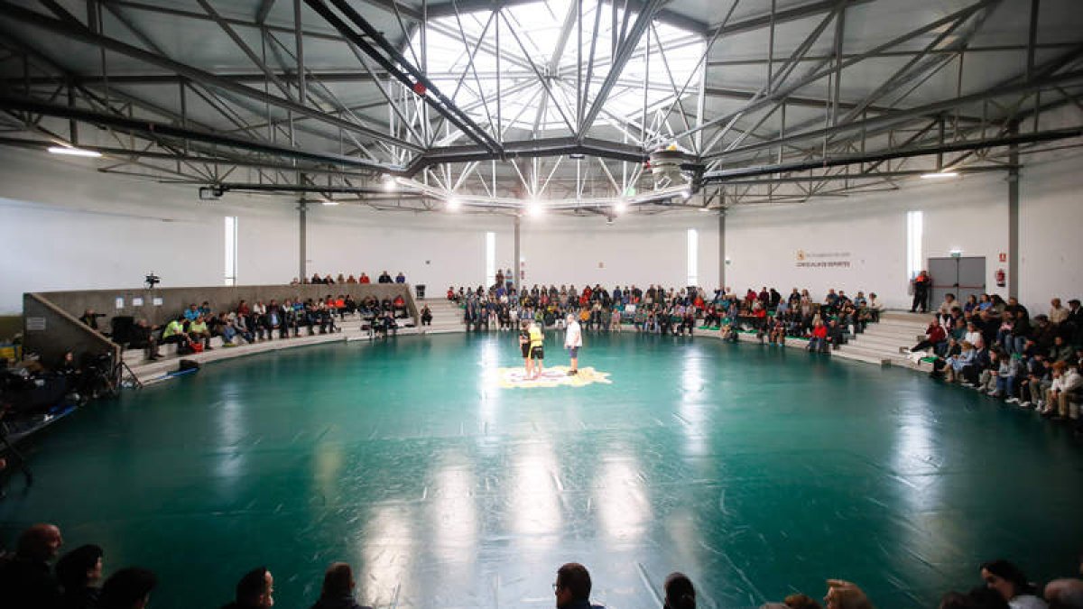 El tradicional corro de San Froilán vio a los campeones de la temporada marcando el paso.  ÁNGELOPEZ