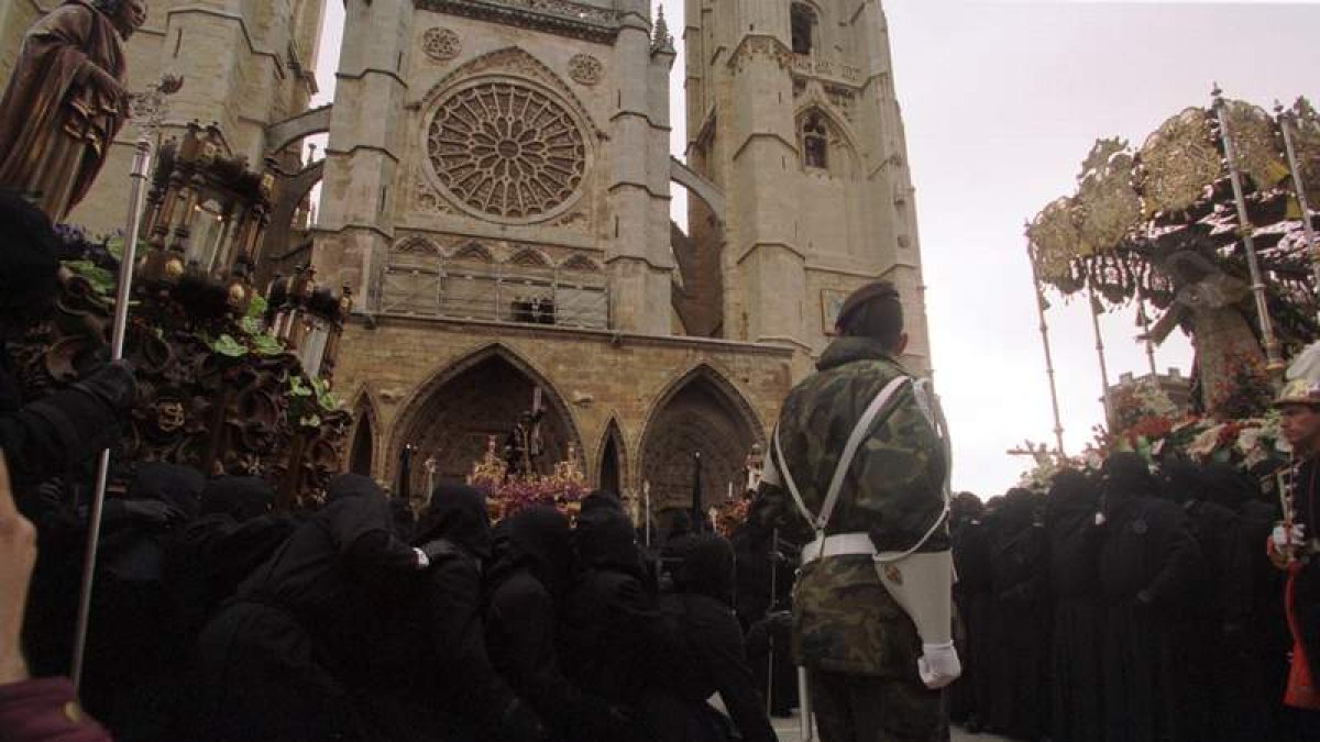 El acto del Encuentro ya se celebró ante la Catedral en los años 2000 y 2001. NORBERTO