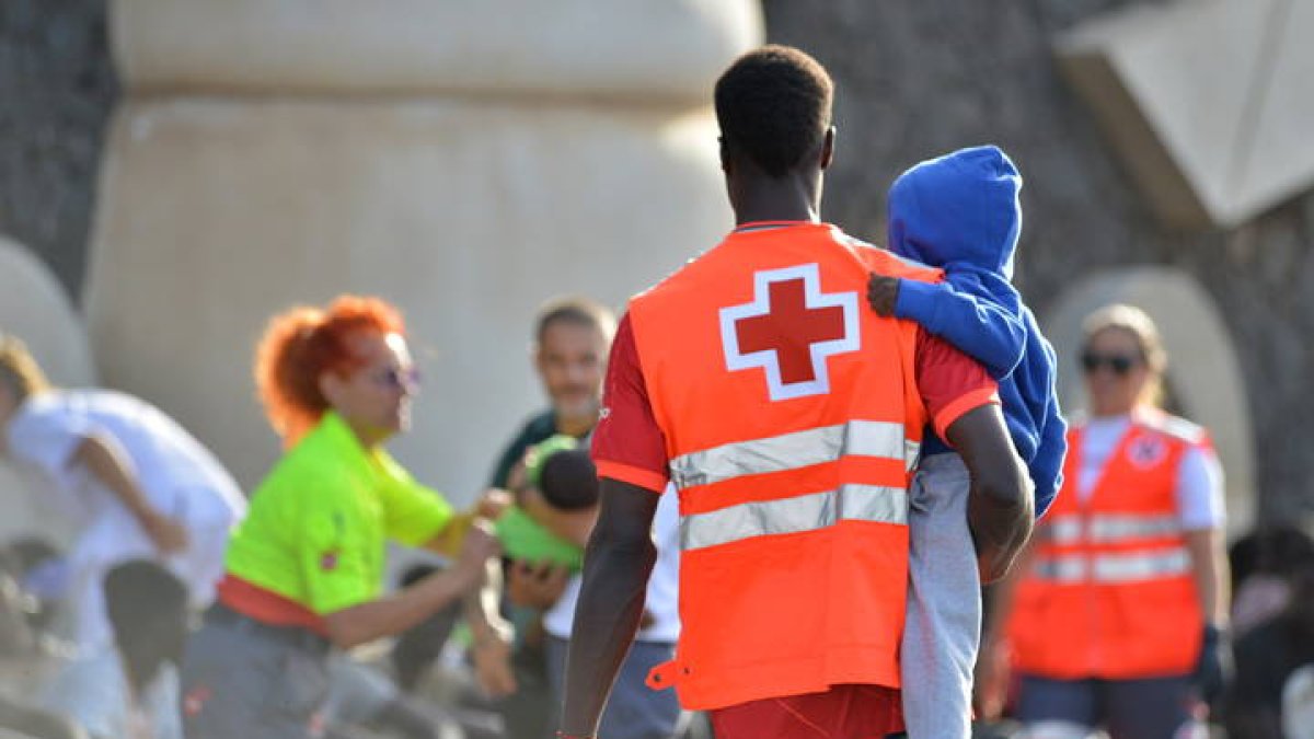 Cada vez que llega un cayuco a la isla canaria de El Hierro, un equipo de voluntarios y sanitarios son las primeras caras que ven los migrantes al pisar tierra