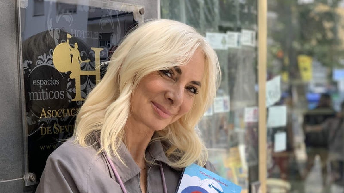 La escritora Alejandra Beigbedere durante la entrevista con EFE