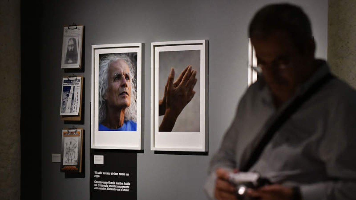 Un hombre visita la exposición ‘Spanish Files’.  CARLOS BARBA /EFE