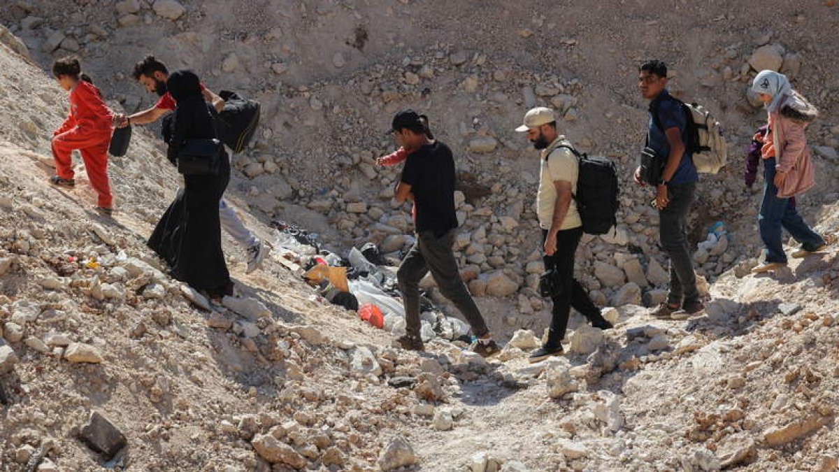 Ciudadanos libaneses abandona sus país por una carretera bombardeada por Israel. UGUR CAN / JOAO RELVA