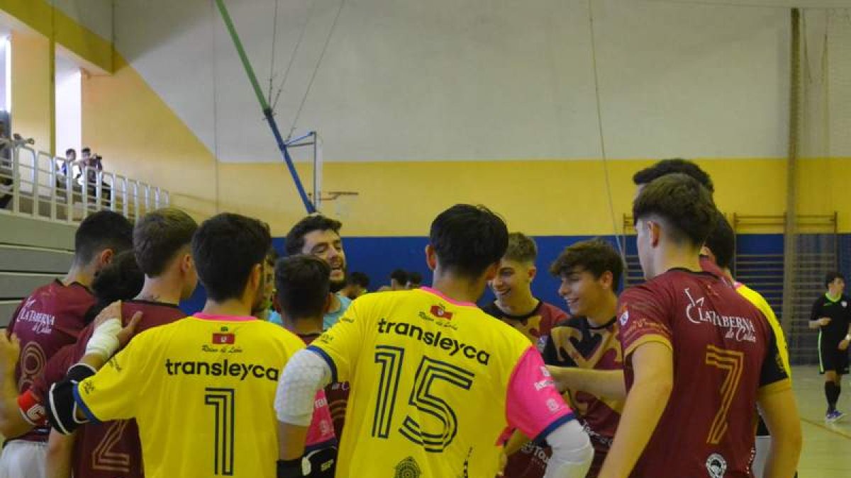 Los jugadores leoneses reciben instrucciones de su técnico.  DL