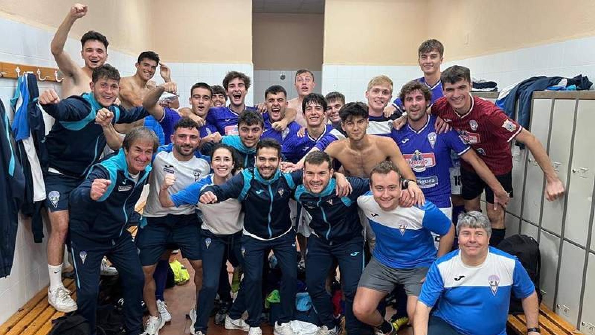 La Bañeza celebra la victoria cosechada ante el Salamanca B en los Anexos de El Helmántico.  DL