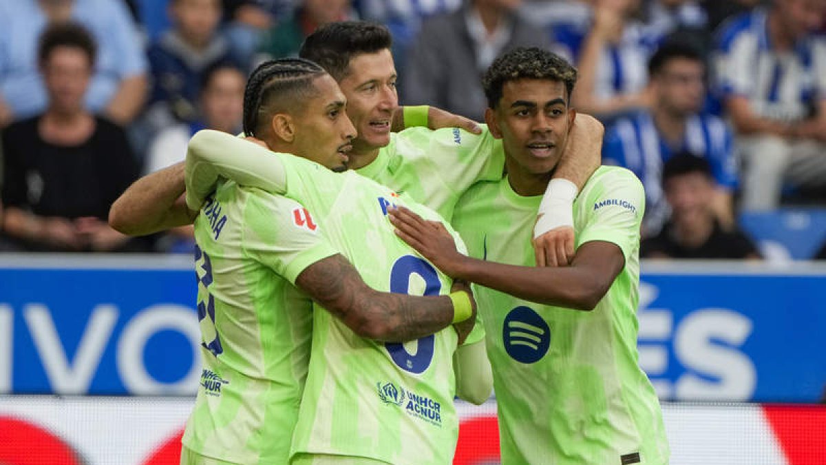 Lewandowski, con sus tres goles, fue una pesadilla para el Alavés en la primera mitad. A. RUIZ HIERRO