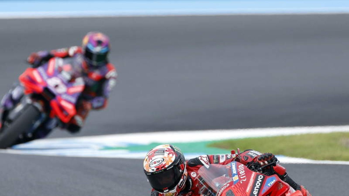 Bagnaia por delante de Jorge Martín en el Gran Premio Japón.  ROBICHON