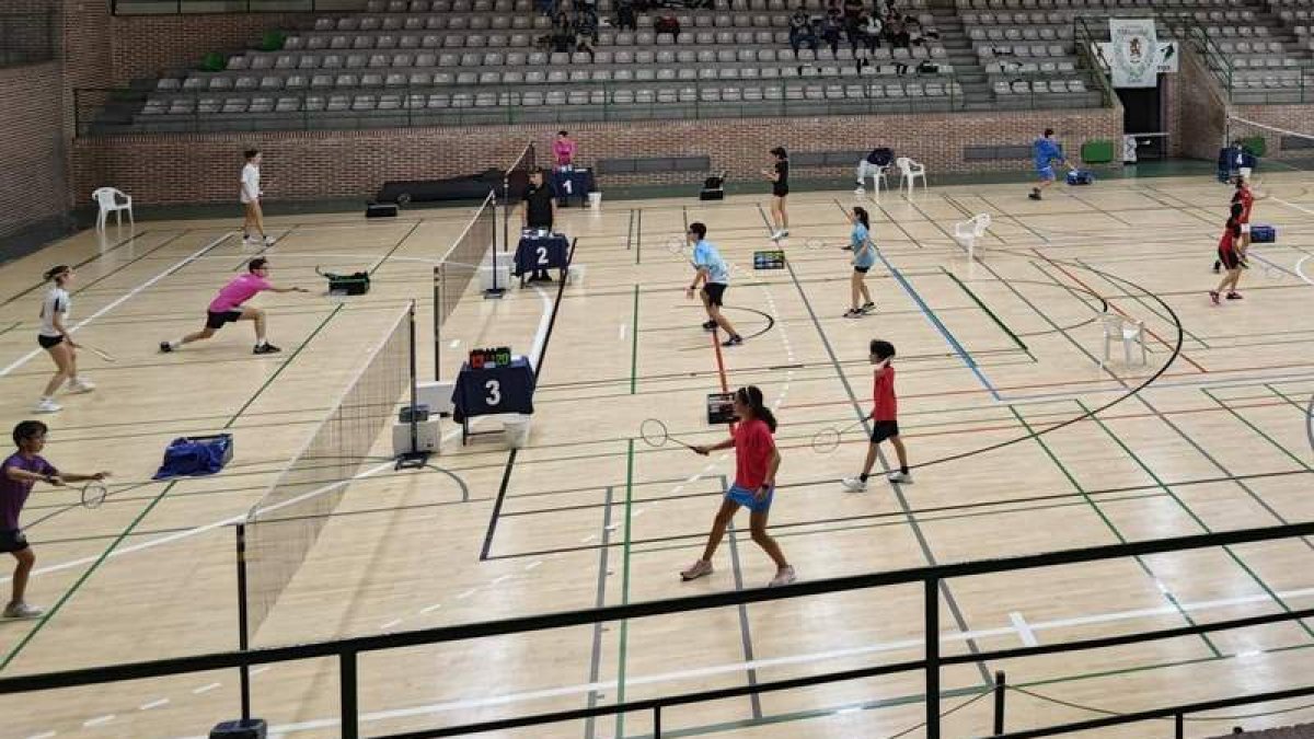 Una instantánea del Torneo de Bádminton que tuvo como escenario el Pabellón de Deportes de Astorga con la presencia de más de un centenar de jugadores.  DL