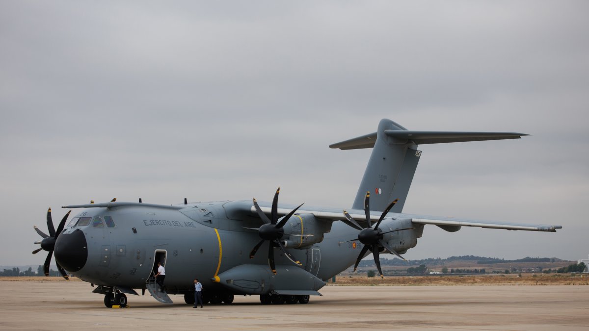 Un Airbus A400M durante la presentación del logo que se ha diseñado con motivo del X aniversario de la proclamación del Rey, en la base aérea de Torrejón de Ardoz