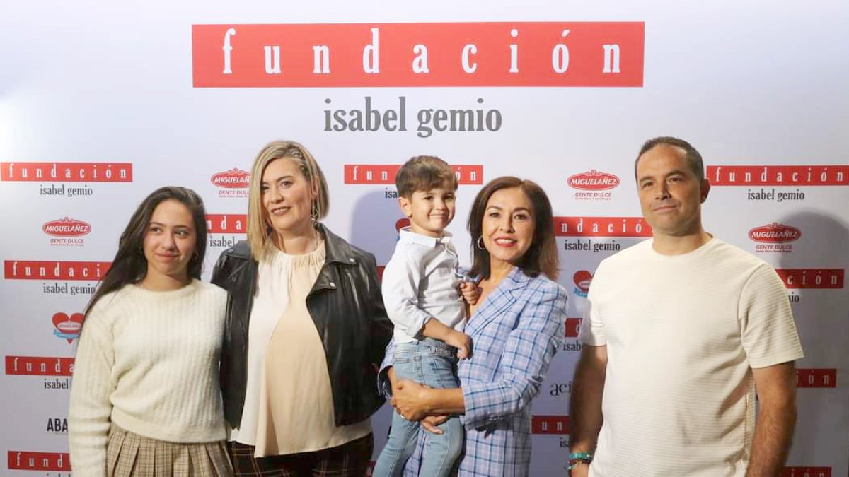 El pequeño Darío y su hermana protagonizan la campaña solidaria de Miguelañez para la Fundación Isabel Gemio.