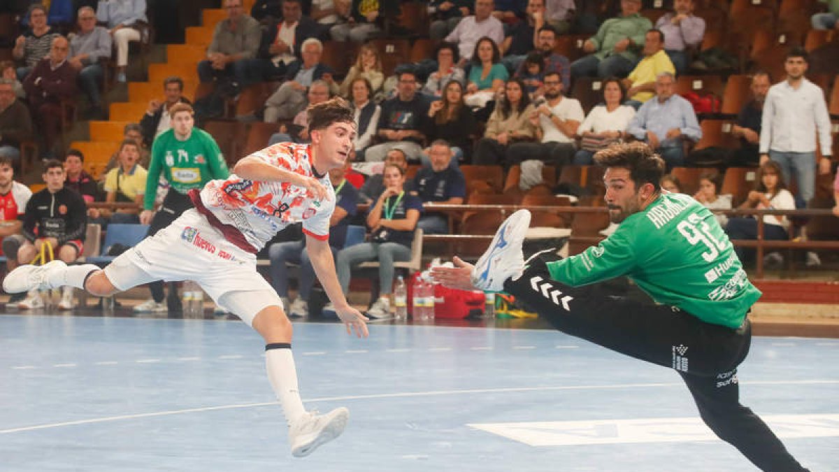 El Ademar necesitará la mejor versión de sus extremos para hacerle daño al Kriens esta tarde.  ÁNGELOPEZ