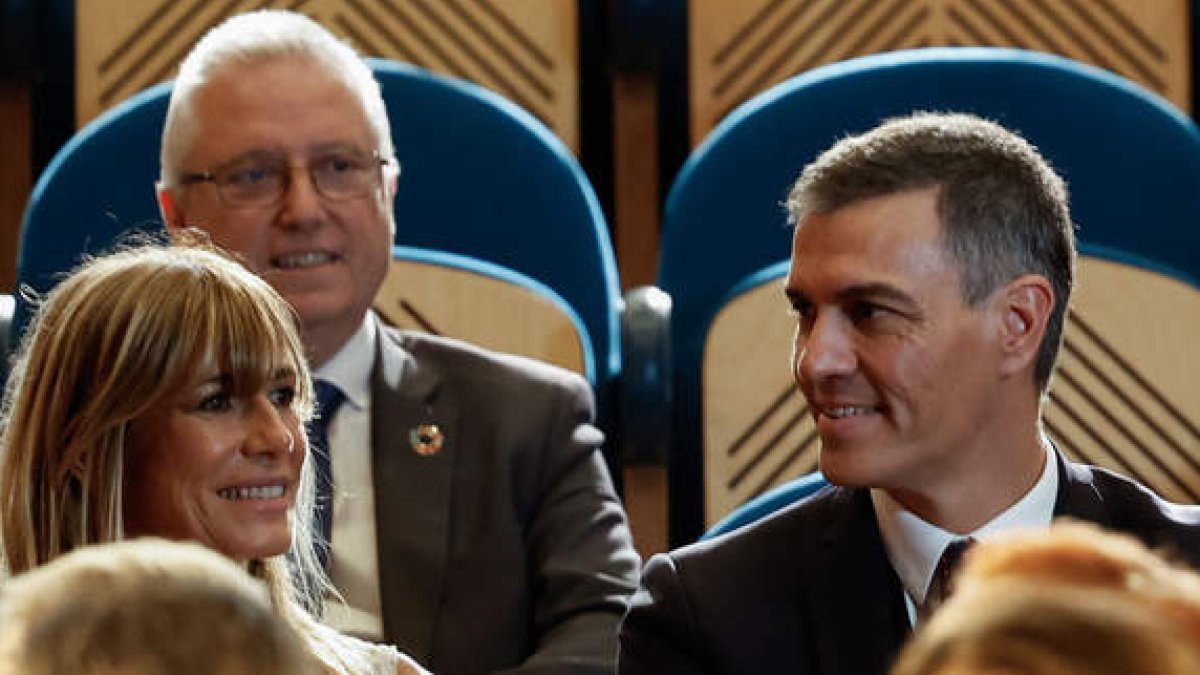 Pedro Sánchez y su esposa Begoña Gómez en la entrega del Premio Donostia a Almodóvar.  JUAN HERRERO