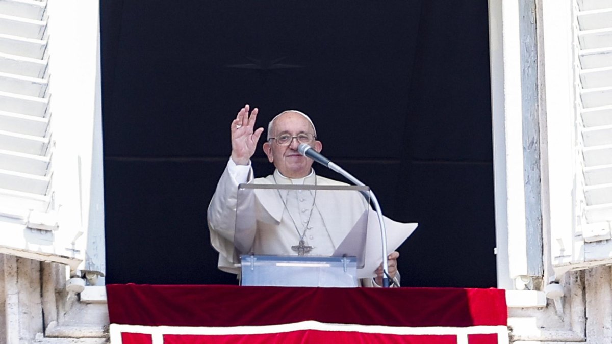 Imagen de archivo del papa Francisco saludando desde un balcón del Vaticano. EFE/EPA/FABIO FRUSTACI