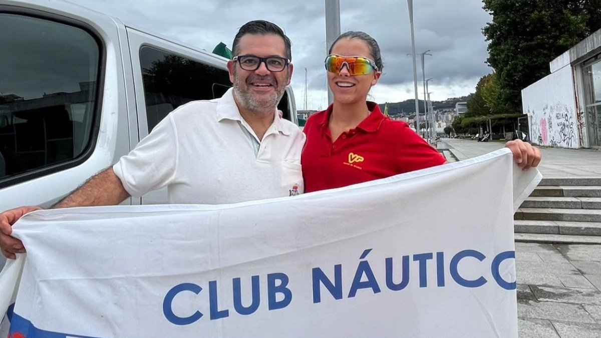 África Miranda posa junto a Ángel Puente, comodoro del Club Náutico León y vicepresidente de la Federación de Castilla y León de Vela.