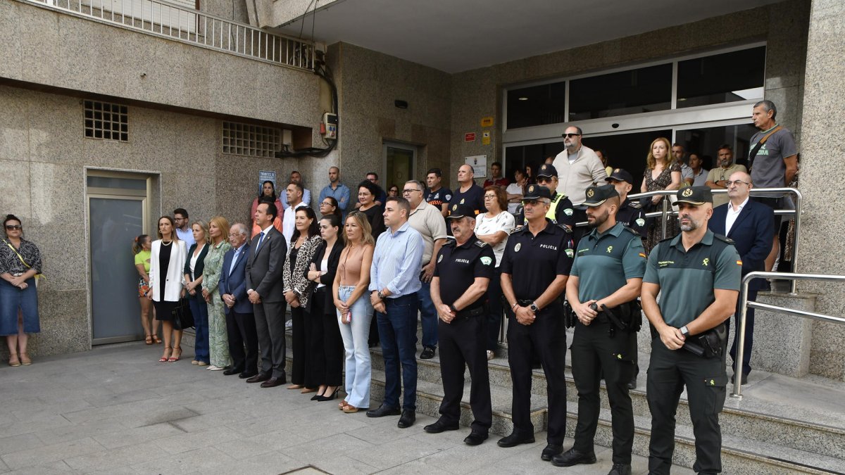 Minuto de silencio convocado por el Ayuntamiento de Roquetas de Mar (Almería). EFE/Carlos Barba
