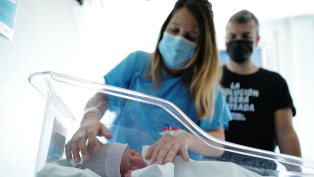 Imagen de archivo del primer bebé nacido en Zaragoza en 2023. EFE/Javier Cebollada