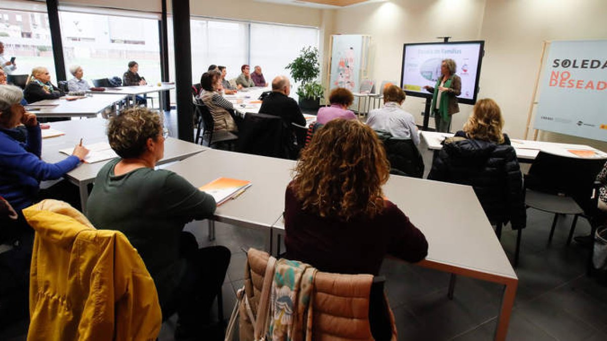 Familiares y cuidadores de personas dependientes participan en la primera Escuela de Familia del Credei.  ÁNGELOPEZ
