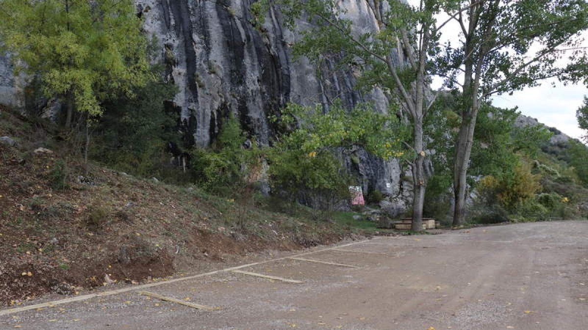 Acceso y aparcamientos junto al inicio de la vía ferrata de Cistierna.  CAMPOS