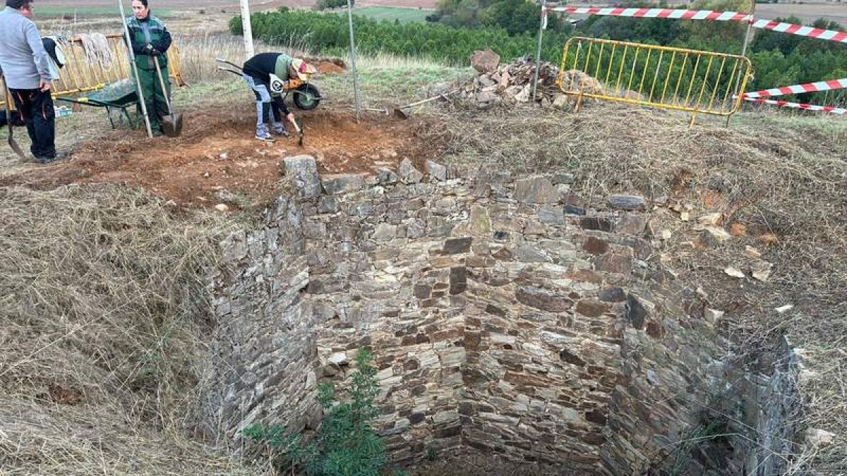 Imagen de las prospecciones que está llevando a cabo el Ayuntamiento para rescatar para de la historia de Astorga.  DL