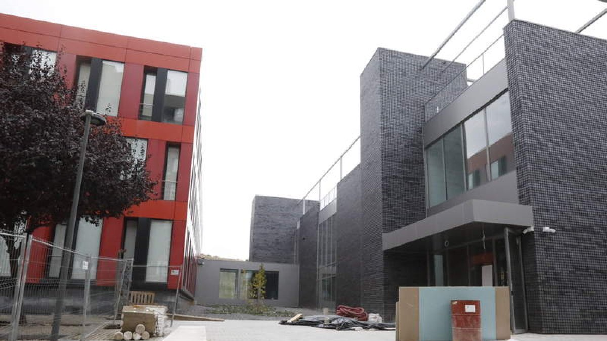 El Ayuntamiento urbanizará ahora con más dinero el espacio entre los dos edificios. RAMIRO