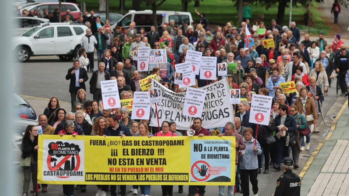 Marcha desde la Junta hasta la plaza de Lazúrtegui en contra de la planta de biogás.  DE LA MATA
