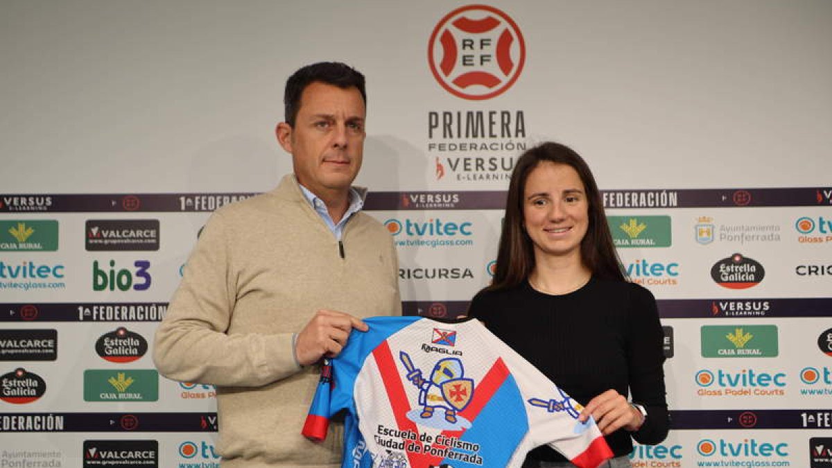 Eduardo Domínguez y Carmen Rodríguez, en la presentación de la Escuela de Ciclismo. L. DE LA MATA