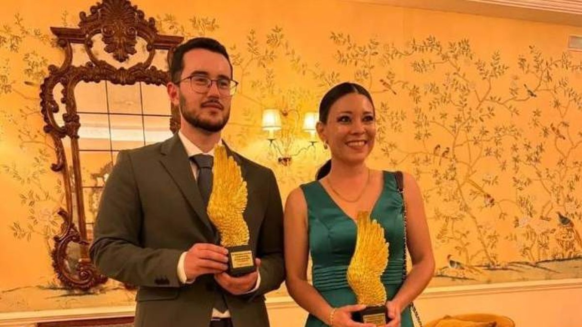 Laura Fernández con Ángel Lastra posan con sus premios.  @DEVEGAN