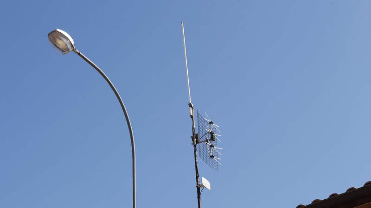 Antena instalada en un pueblo de León.  JESÚS F. SALVADORES