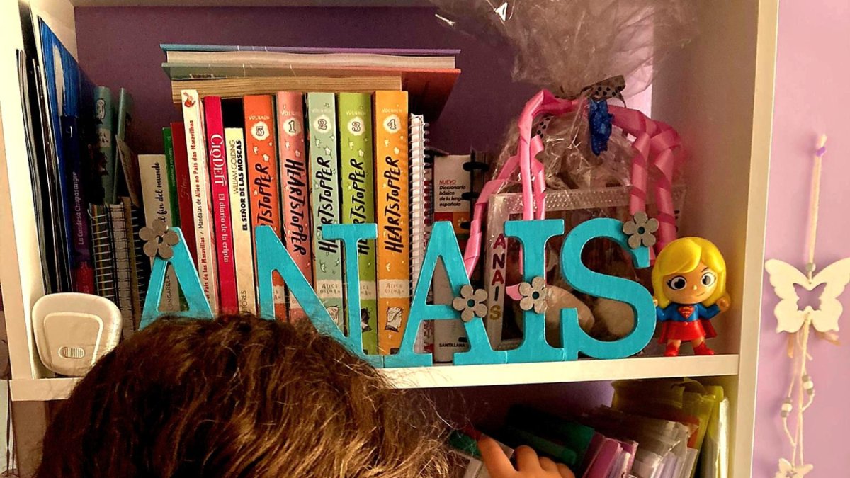 Anaís tiene un expediente académico de sobresaliente de media. Su madre le hizo este miércoles una foto en su casa.