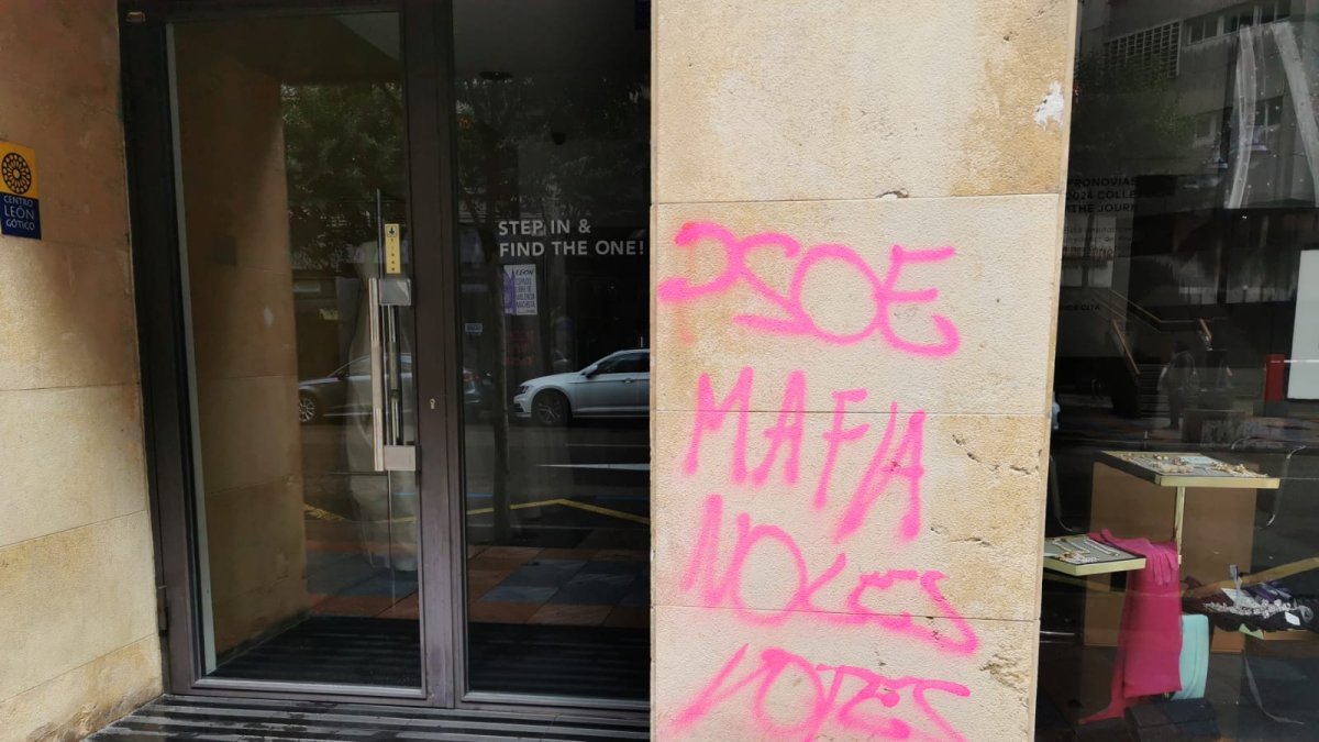 Pintada en una de las fachadas dañadas por los actos vandálicos que se persiguen.