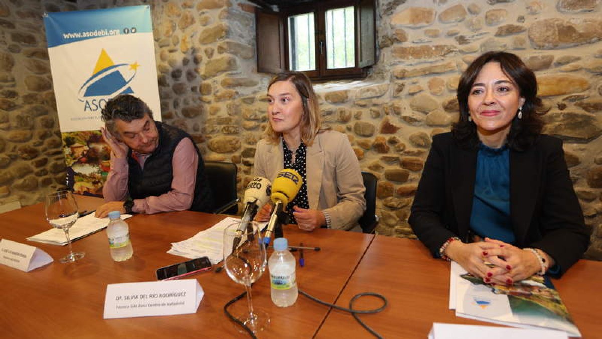 José Luis Ramón, Silvia del Río y Ruth Morales, ayer en Asodebi, en Carracedelo.  L. DE LA MATA