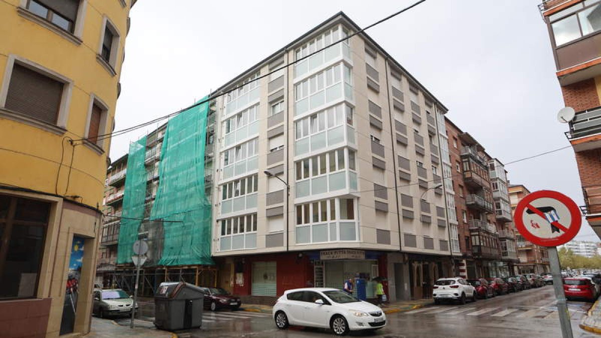 Imagen de uno de los edificios que han renovado su fachada en la zona. DE LA MATA