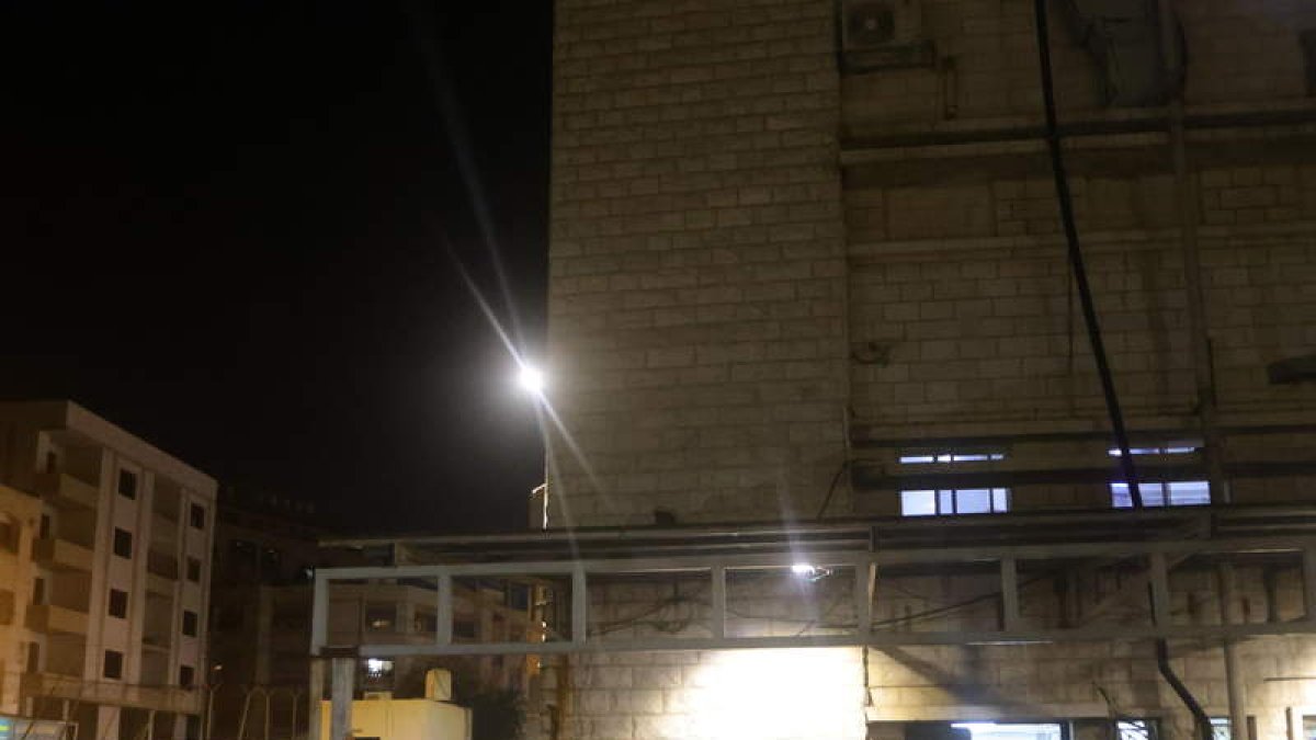 Cientos de palestinos esperan en la morgue del Hospital Rafedya en Naplusa. ALAA BADARNEH