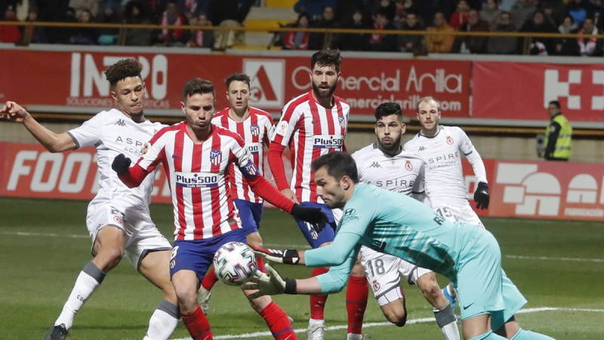 La última gran noche copera de la Cultural fue ante el Atlético, al que eliminó.  FERNANDO OTERO