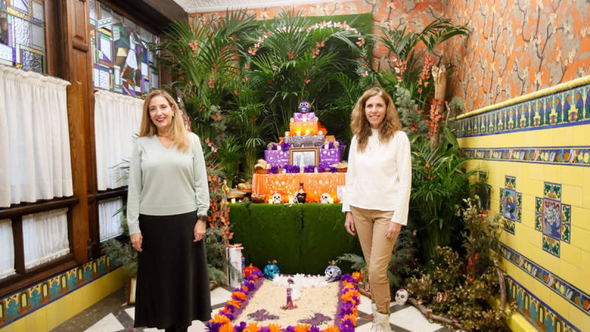 Nuria Alonso y Mamen Sabadell presentan el Altar de Muertos en el Museo de la Emigración. ÁNGELOPEZ
