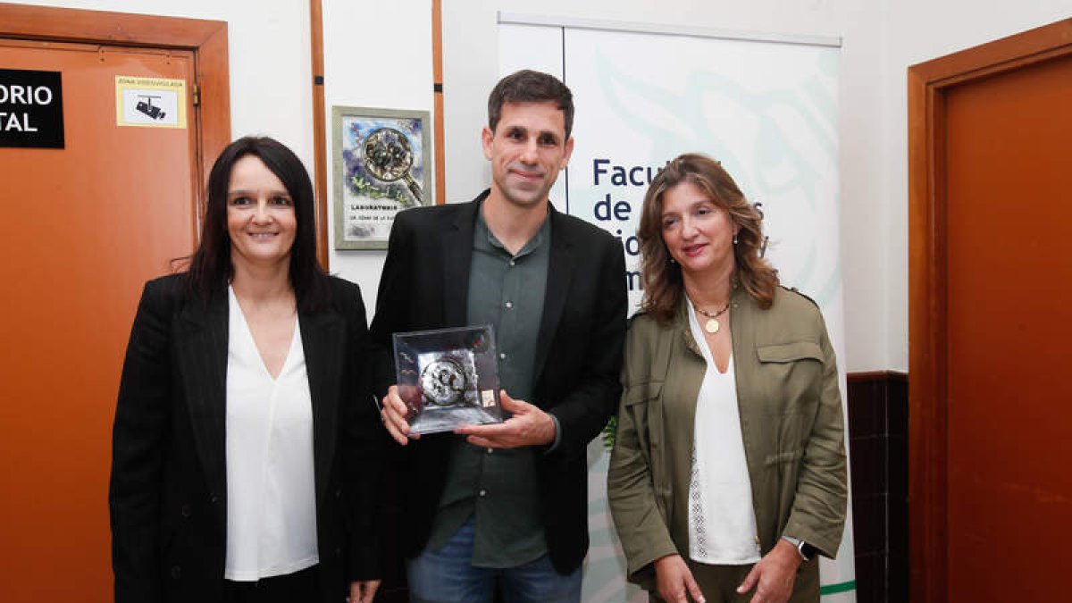 La decana Laura López Campano, el científico César de la Fuente y la rectora Nuria González.  ÁNGELOPEZ