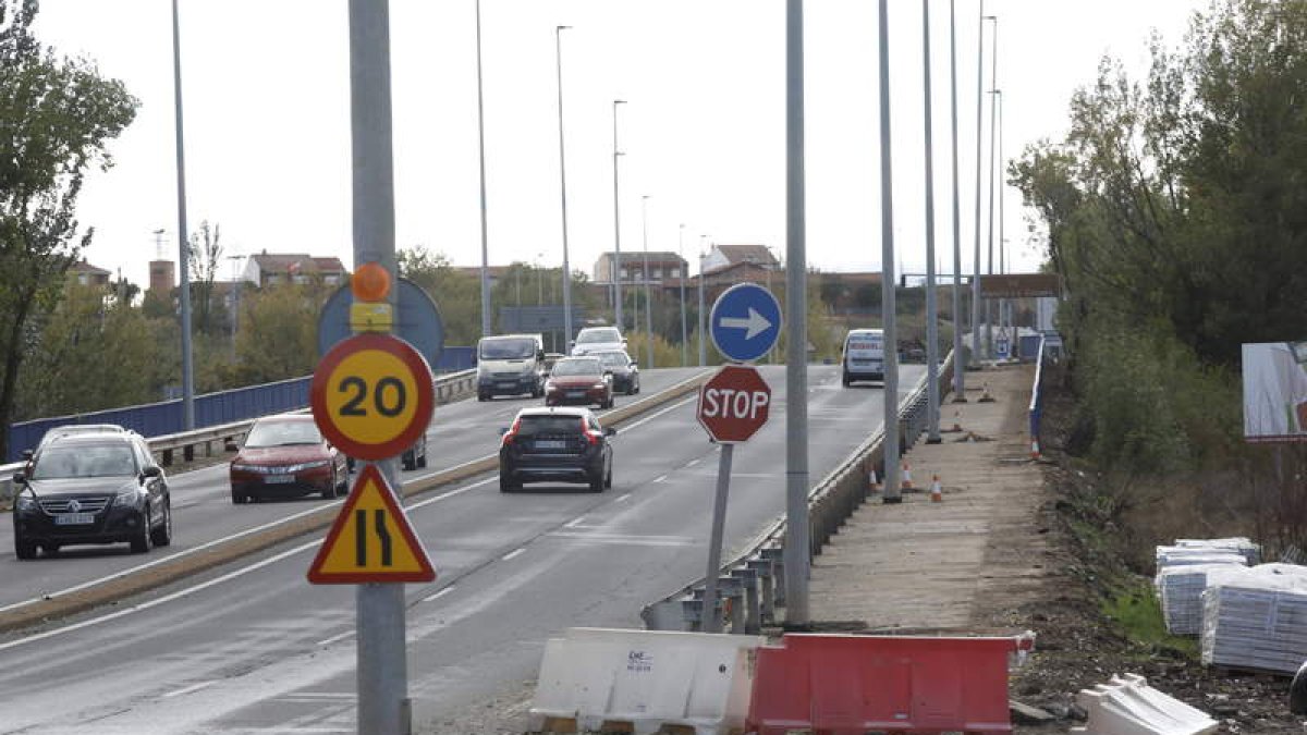 Las obras mantienen cortado un carril.  RAMIRO
