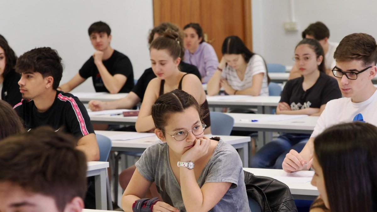 Alumnos durante la prueba de la Ebau. EFE
