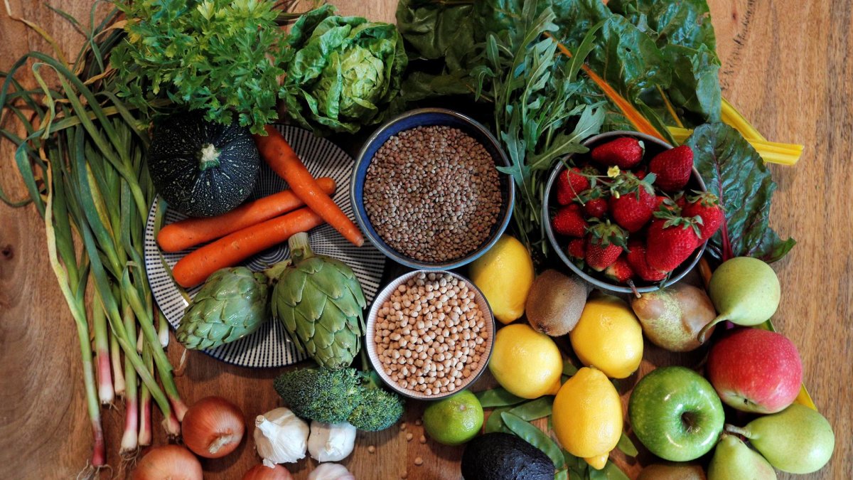 Imagen de archivo de fruta, verdura y legumbres, la base de la dieta mediterránea. EFE/Kai Försterling