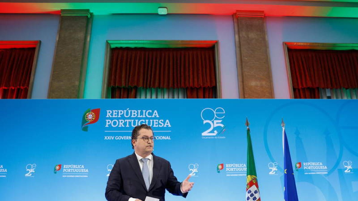 Joaquim Miranda Sarmento presenta el plan fiscal para jóvens portugueses, ayer, en Lisboa.  ANTONIO PEDRO SANTOS