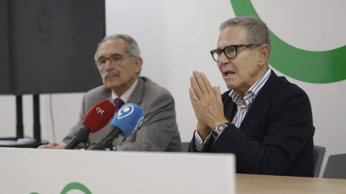 Estanislao de Luis Calabuig y  Ramón Reyes, ayer en la sede de la asociación en León.  FERNANDO OTERO